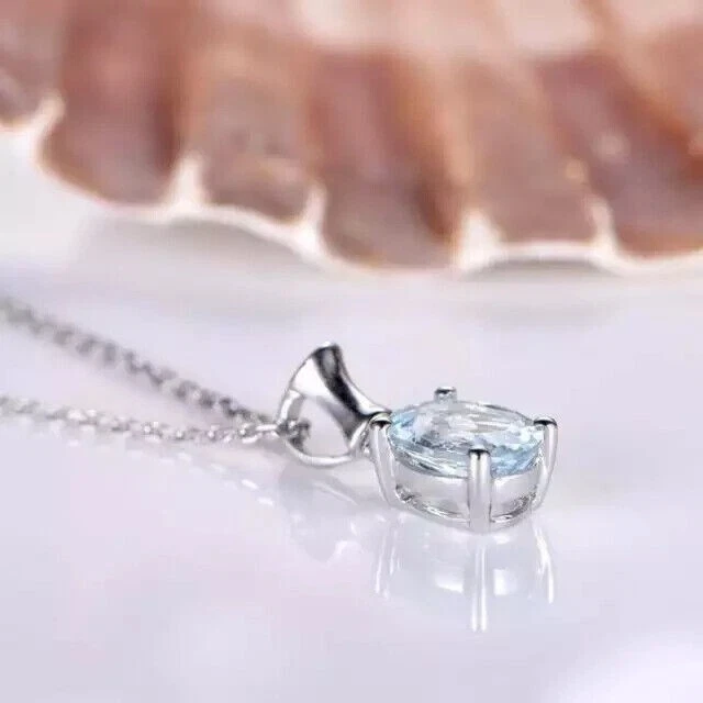 Hermoso Colgante Aguamarina Simulada Corte Ovalado con Cadena Chapado en Oro Blanco 14k Foto 2 de 4
