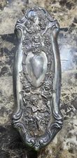 VICTOR SILVER CO ART NOUVEAU FIGURAL SILVERPLATE HANDLED SHOE BRUSH w/ 6 PUTTI💘