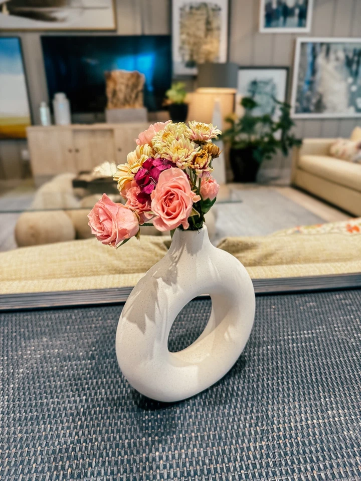 Jarrón grande blanco moteado Ikebana: florero único y moderno de cerámica para donas Foto 2 de 3