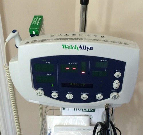 Welch Allyn 300 Series 53XXX monitor segni vitali nuovo con scatola supporto SpO2 Temp IV - Foto 7 di 12