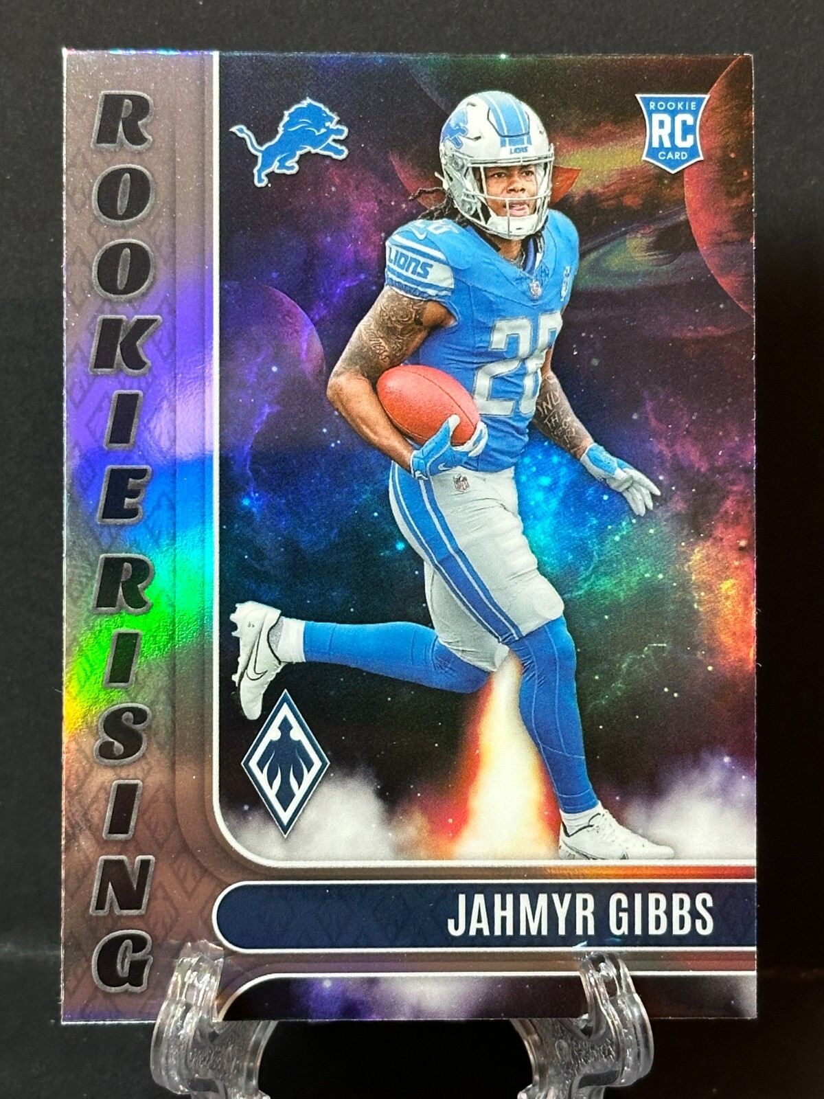 2023 Jahmyr Gibbs Panini Phoenix Rookie Rising Insert Lions