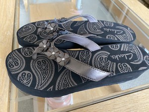 clarks flip flops uk