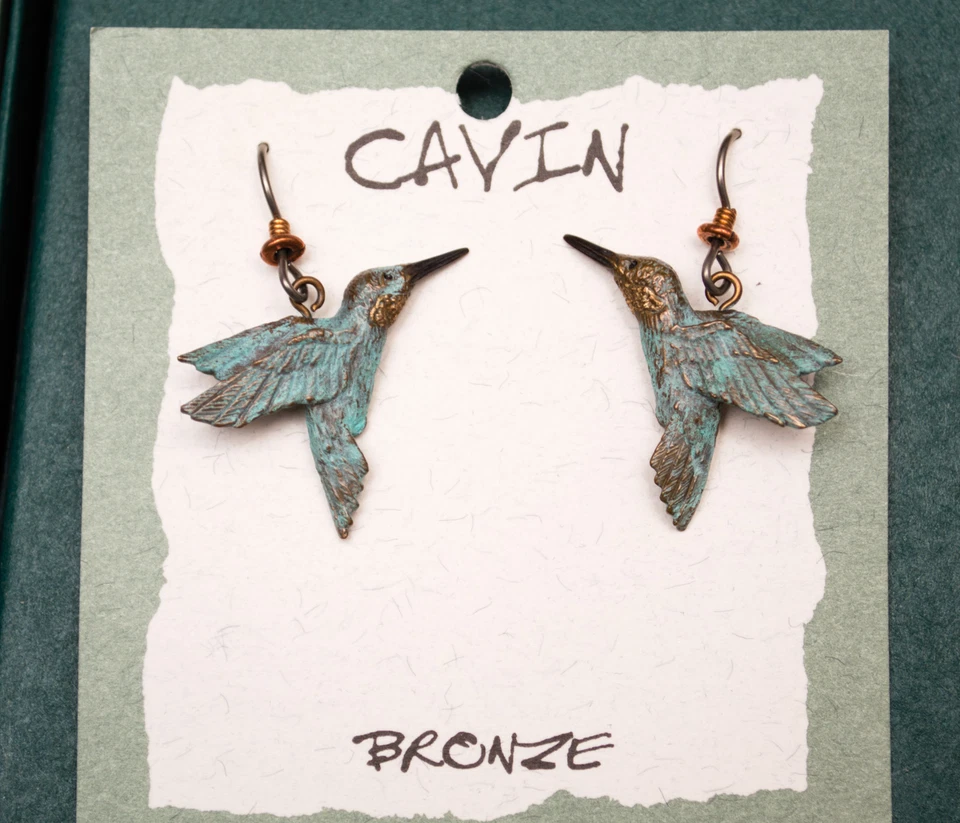 Juego de collar/pendientes hechos en Estados Unidos con piezas de bronce de colibrí de Cavin Richie Foto 3 de 4