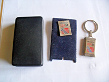 PORTE CLEF + PIN'S DANS SA BOITE VOIR PHOTO  ET DESCRIPTION