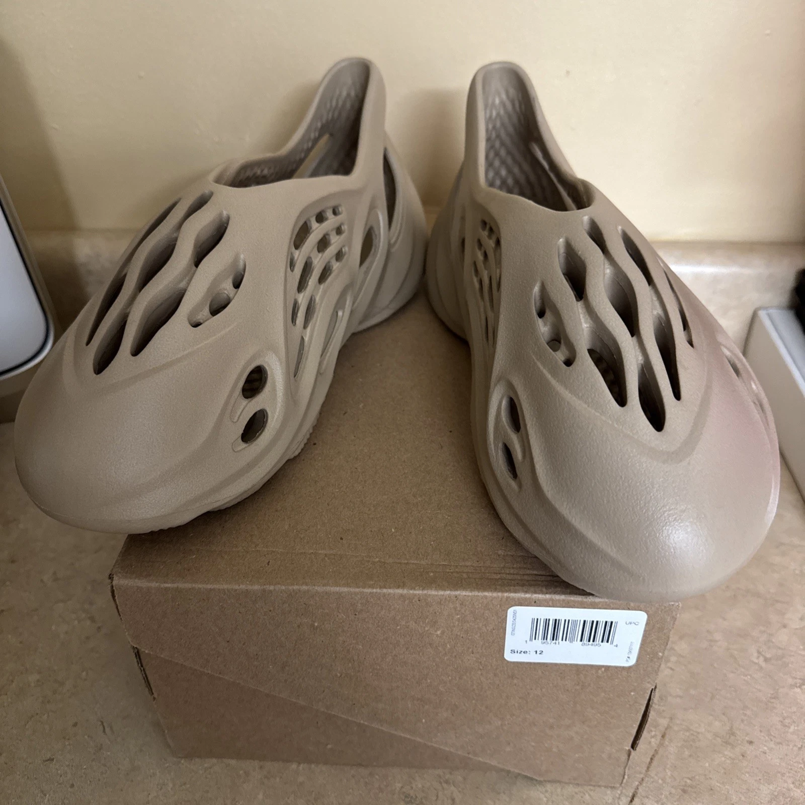 SANDALO SCIVOLO ZOCCOLI ADIDAS YEEZY FOAM RUNNER MIST uomo US 12 nuovo scatola GV6774