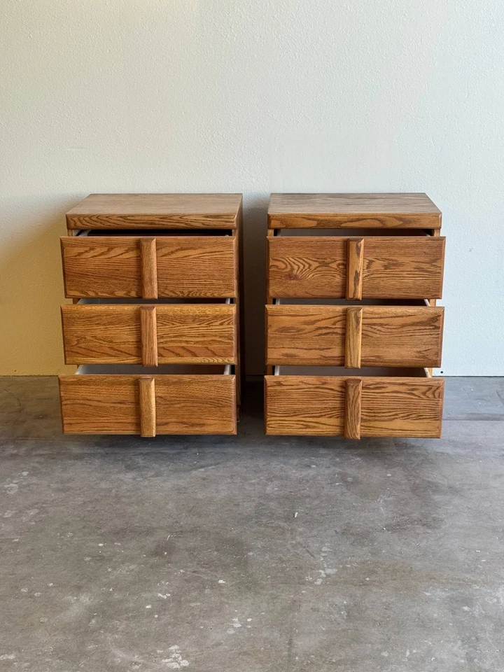 一对老式野蛮橡木床头柜 - 中世纪现代风格茶几 — 第 2/4 张图片