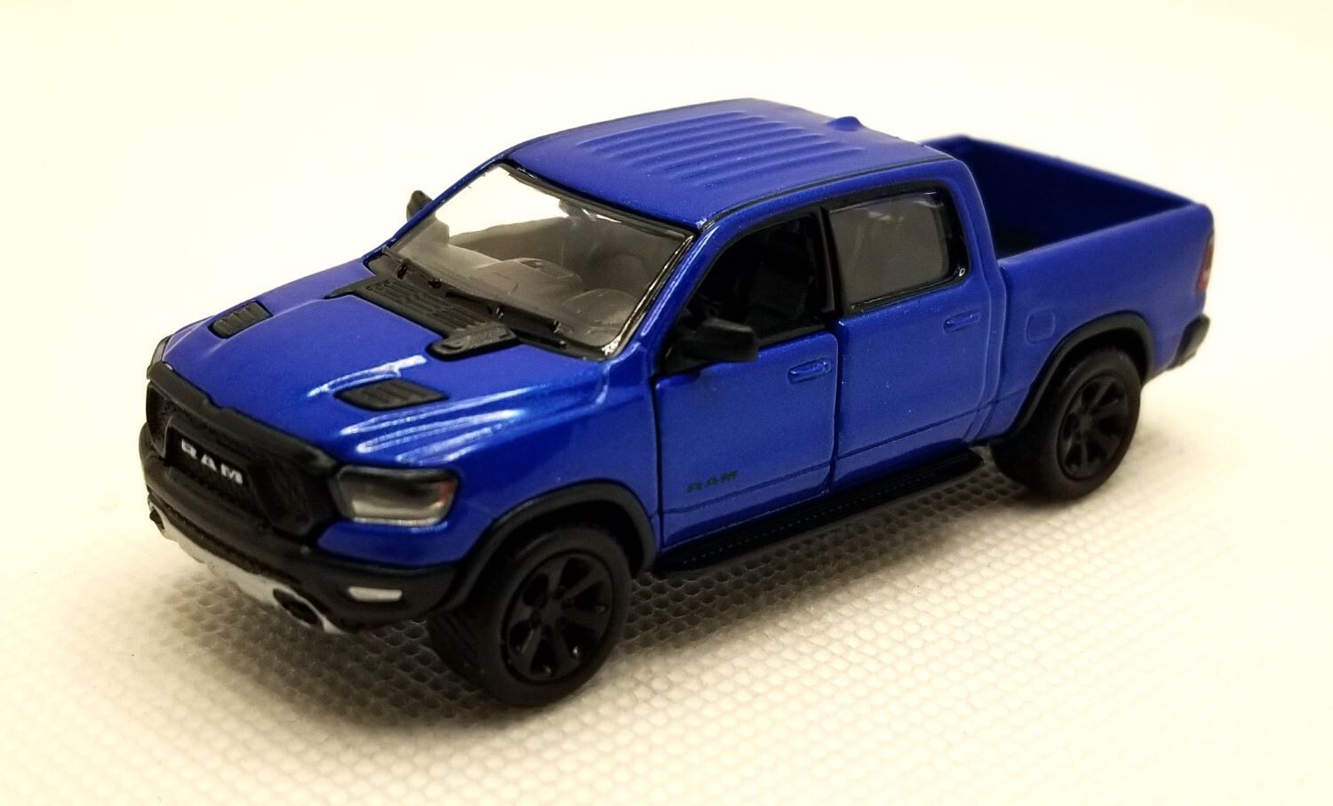 Kinsmart - 1&colon;78 Scale Model 2019 Ram 1500 Blue &lpar;BBKT3003DBL&rpar;