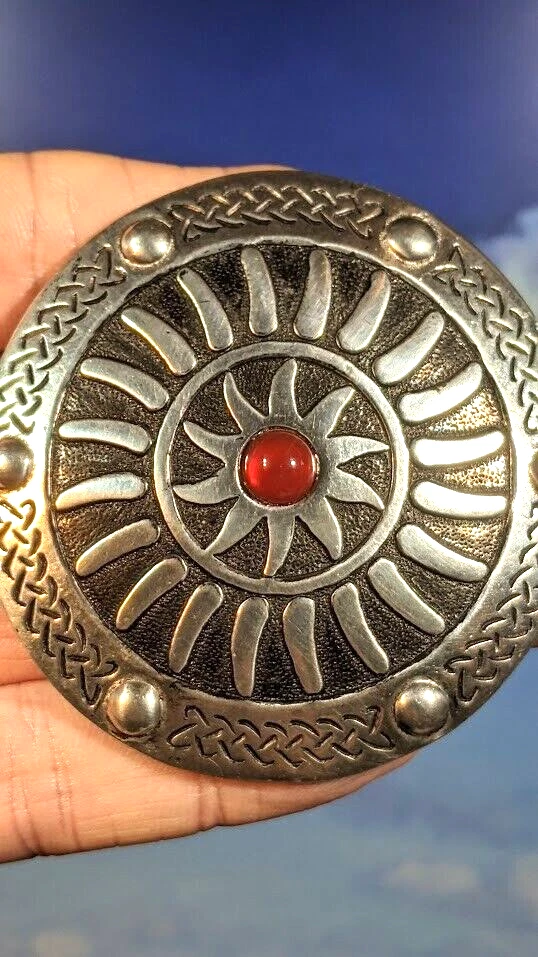 Peltre vintage San Justino, nudo celta con broche cabujón 67 mm, en caja. Foto 4 de 4