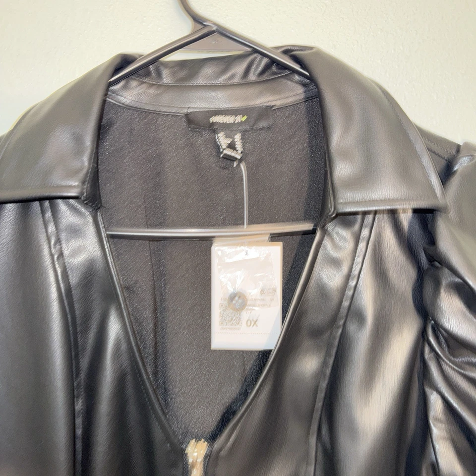 Mini vestido feminino PLUS SIZE 0X preto novo com etiquetas Forever 21 couro sintético manga folhada - Imagem 3 de 4