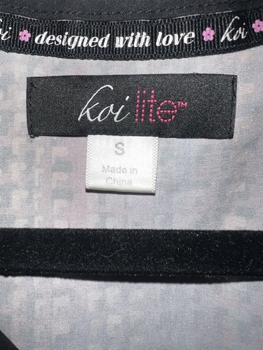 Koi Lite Blue Black Purples Pink Geometric Short Sleeve Scrub Top / Size Small - Picture 5 of 5