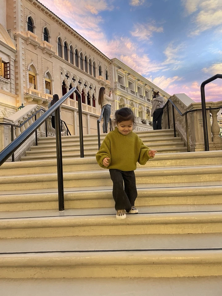 Suéter para niñas de punto grueso con cuello falso para niños Foto 2 de 4