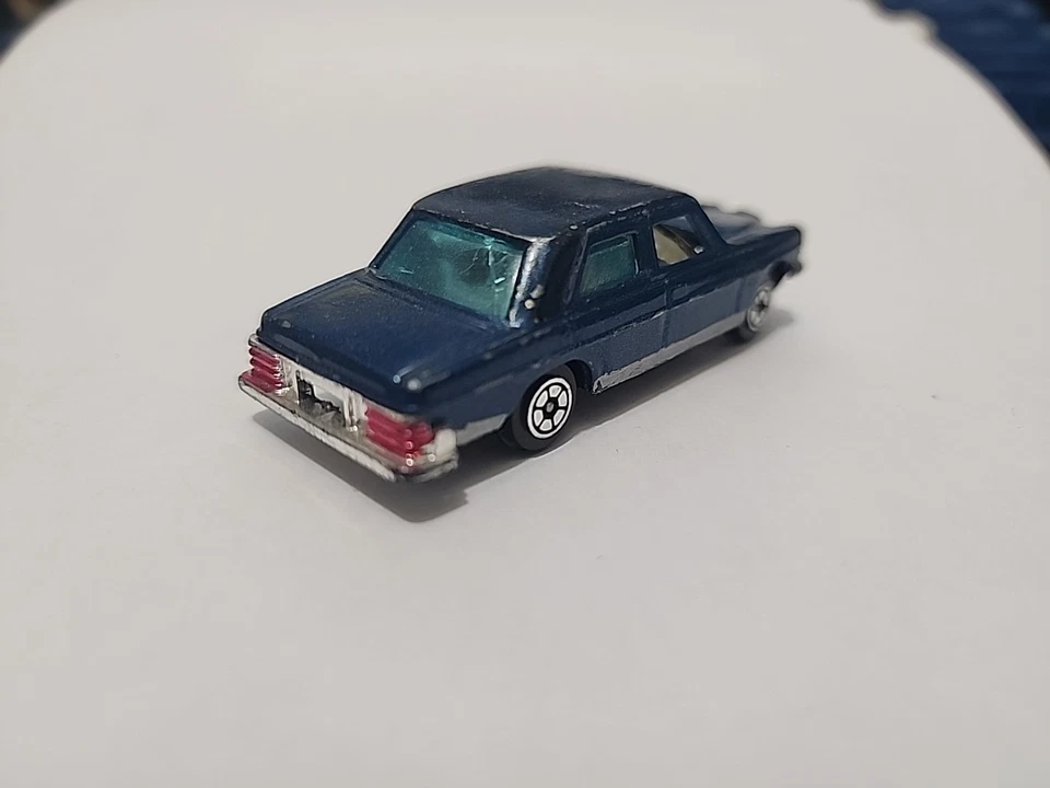 De colección Verano Raro Azul Mercedes-Benz 240 D Sedán #S688 1:64 Algo Dañado Foto 4 de 4
