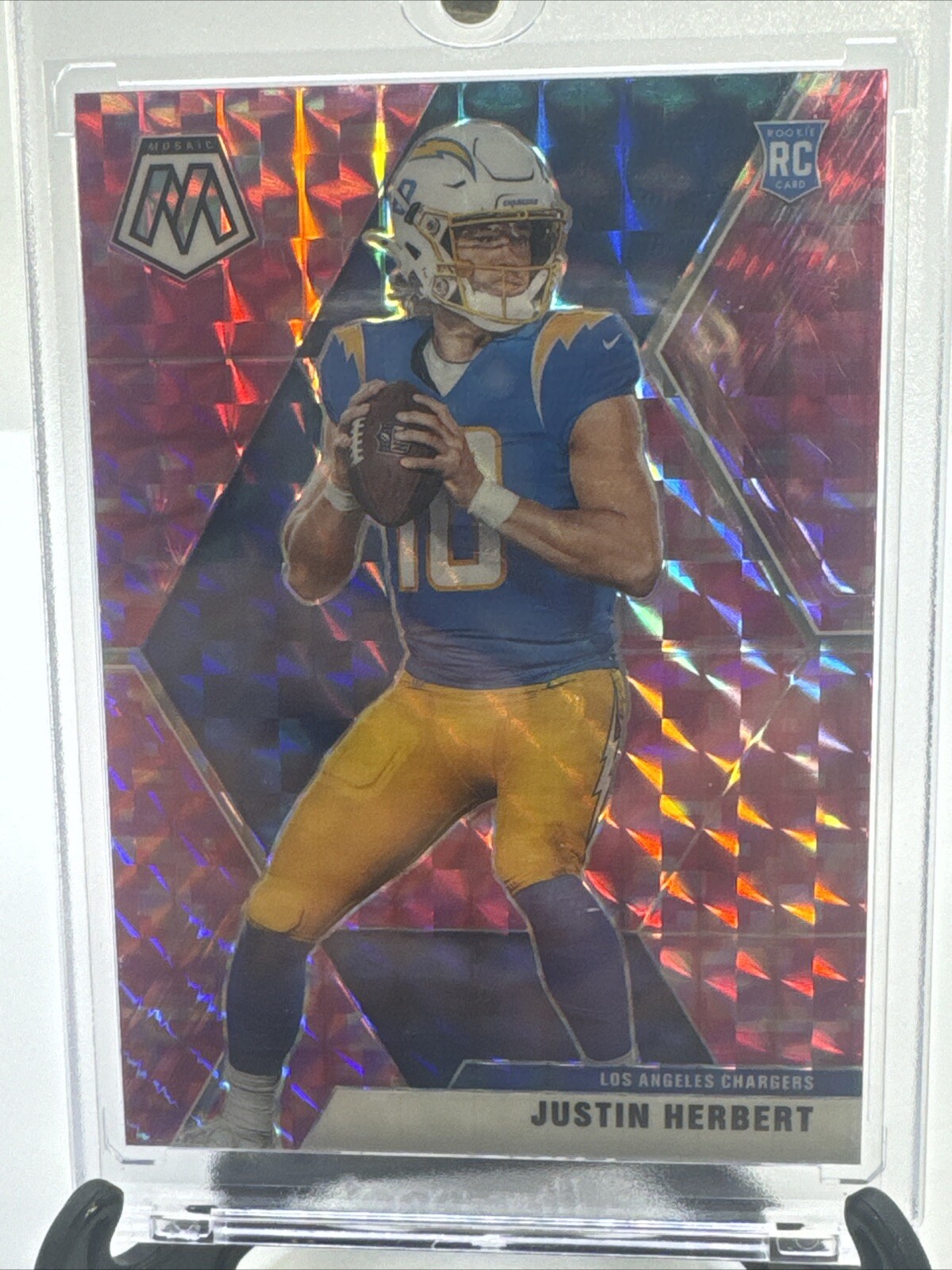 2020 20 Panini Mosaic Justin Herbert Pink Camo Prizm LA Chargers RC Rookie # 204