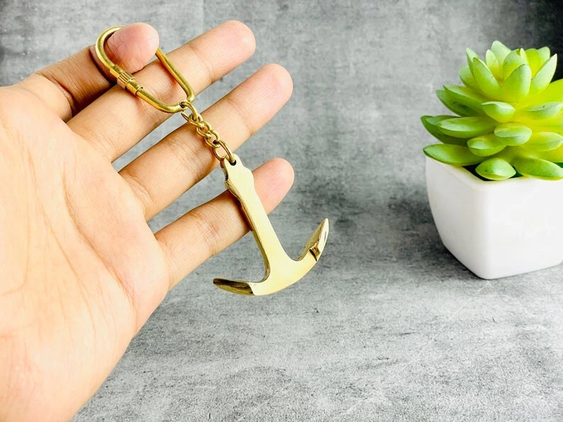 Llavero ancla de latón pulido - encanto náutico para viajeros y aventureros Foto 3 de 4