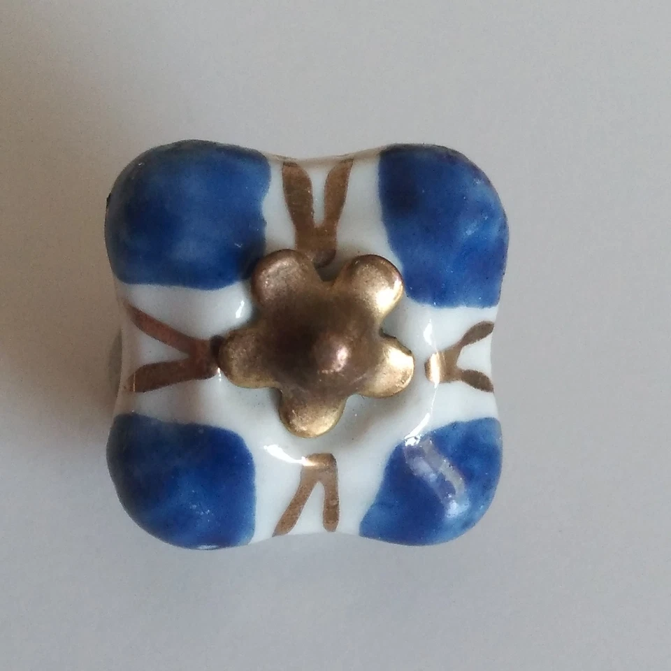 Bouton carré en porcelaine blanche et bleue, 16x16mm.Tige en métal centrale. - Photo 1/4