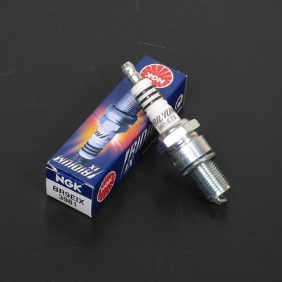 Bougie d'allumage NGK pour Moto Yamaha 350 RD LC YPVS 31K/1WX/1WW 1986 à 1988 - Photo 1/4