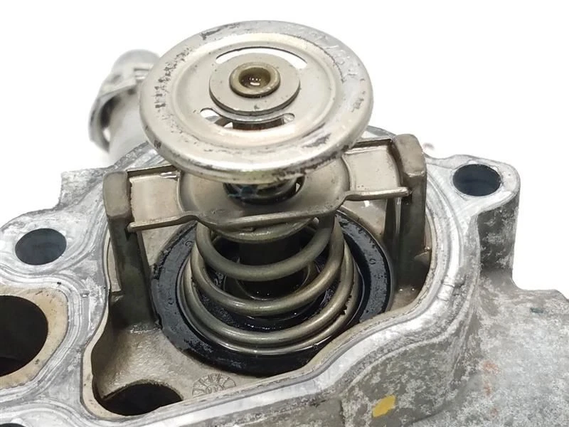 GMC Acadia 2012 (3,6 L/AT) termostato carcasa y tubería de refrigerante  Foto 3 de 4