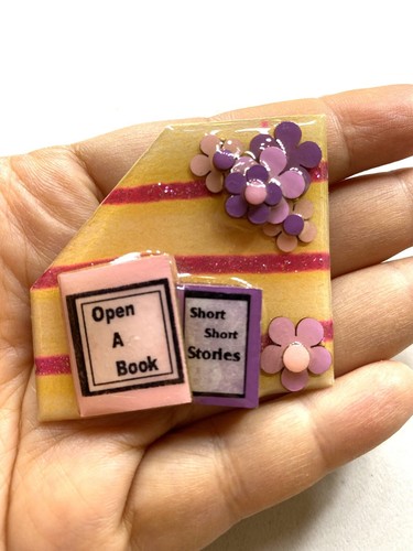 4.520 Vintage brooch, books, designer, Lucinda