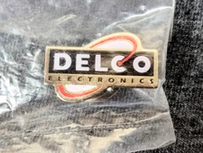 GENERAL MOTORS GM DELCO ELECTRONICS LOGO ADVERTISING AUTOMOTIVE HAT PIN LAPEL