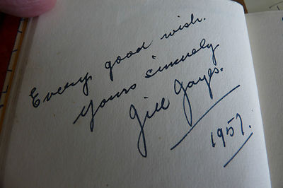 MEGA SELTENES 1940er MUSIC HALL KÜNSTLER AUTOGRAMM - JILL JAYES - DATIERT 1957 - ANSEHEN