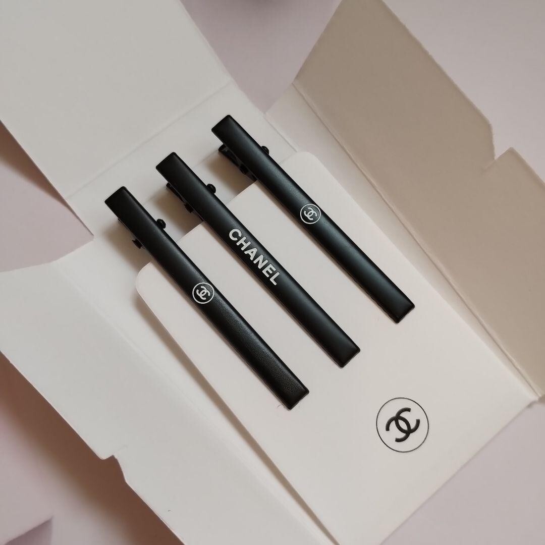 CHANEL ヘアクリップ ホワイト ブラック ミラー付き CHANEL ヘアクリップ ホワイト ブラック ミラー付き シャネル