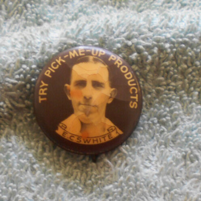 #D640.  E.C.S. WHITE  1938  AUSTRALIAN  ASHES  CRICKET  TIN BADGE - PICK ME UP