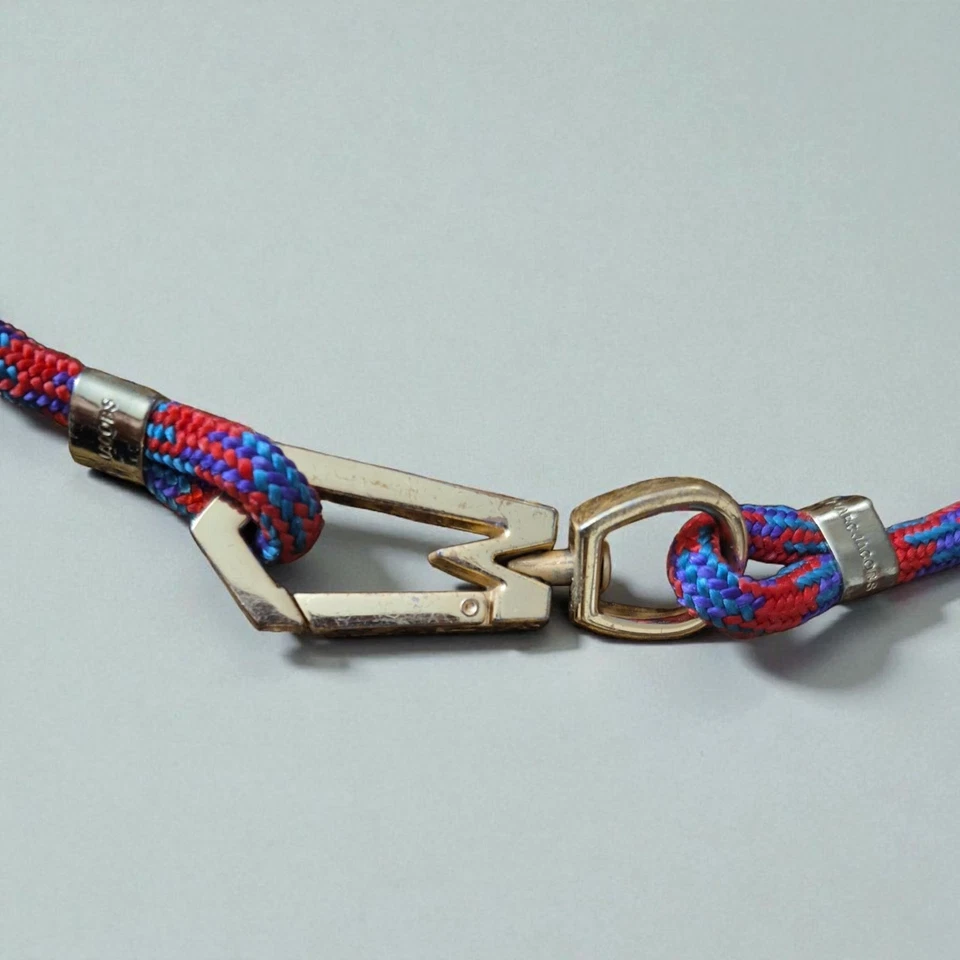 Collar Gargantilla Marc Jacobs Logo Cierre Rojo Azul Cuerda Foto 2 de 3