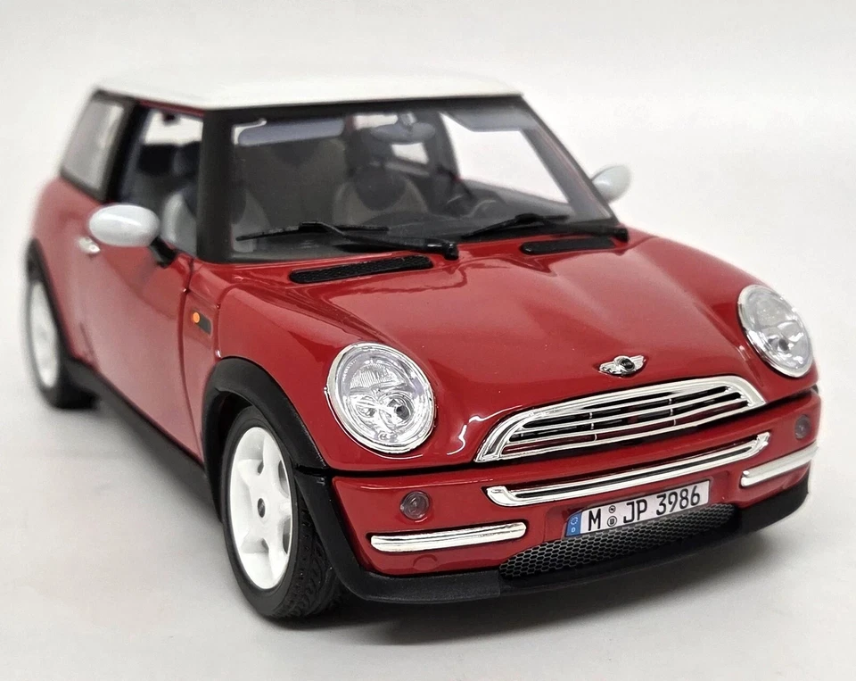 Modellino auto die cast collection MINI COOPER 2000 RED/WHITE 1:18 MotorMax - Immagine 3 di 4