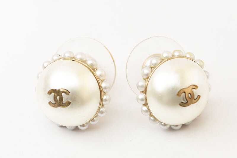 CHANEL Gold CC Logo Pearl Motif Pierced Earrings A17