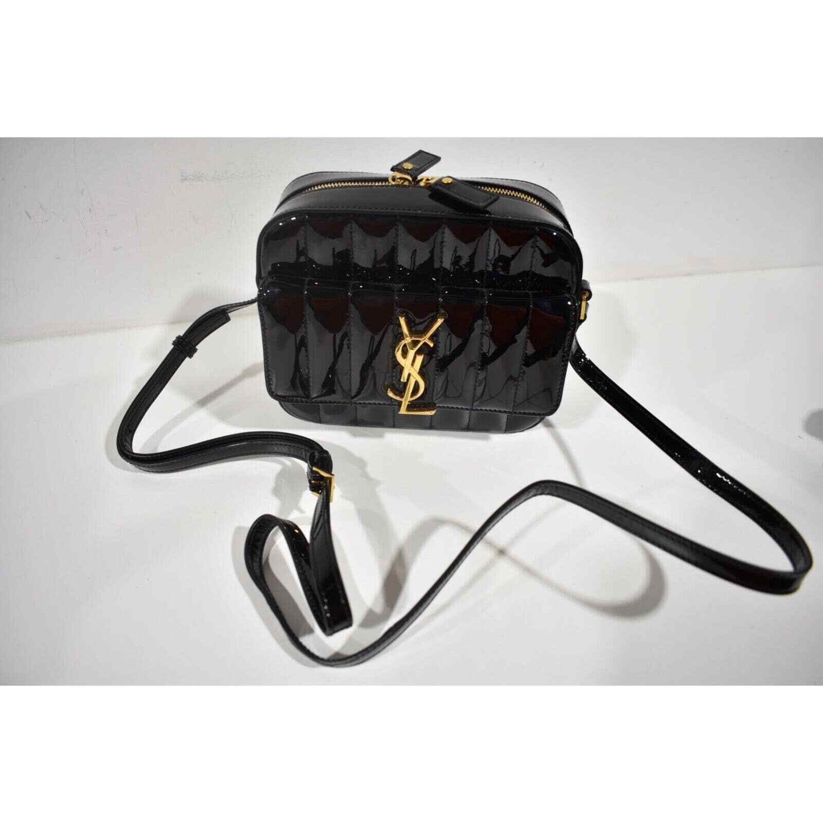 Borsa a tracolla Saint Laurent YSL Vicky Monogram in pelle verniciata nera oro