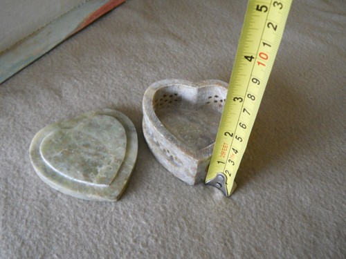 THREE VINTAGE CARVED SOAPSTONE TRINKET BOXES WITH MOTHER OF PEARL INLAY LID - Picture 8 of 17