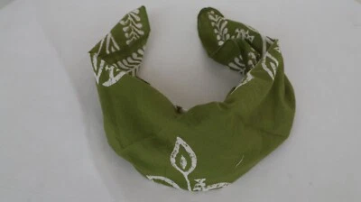 Écharpe bandana imprimée vert mousse 100 % coton motif georgette 21"x21" gran... - Photo 1/4