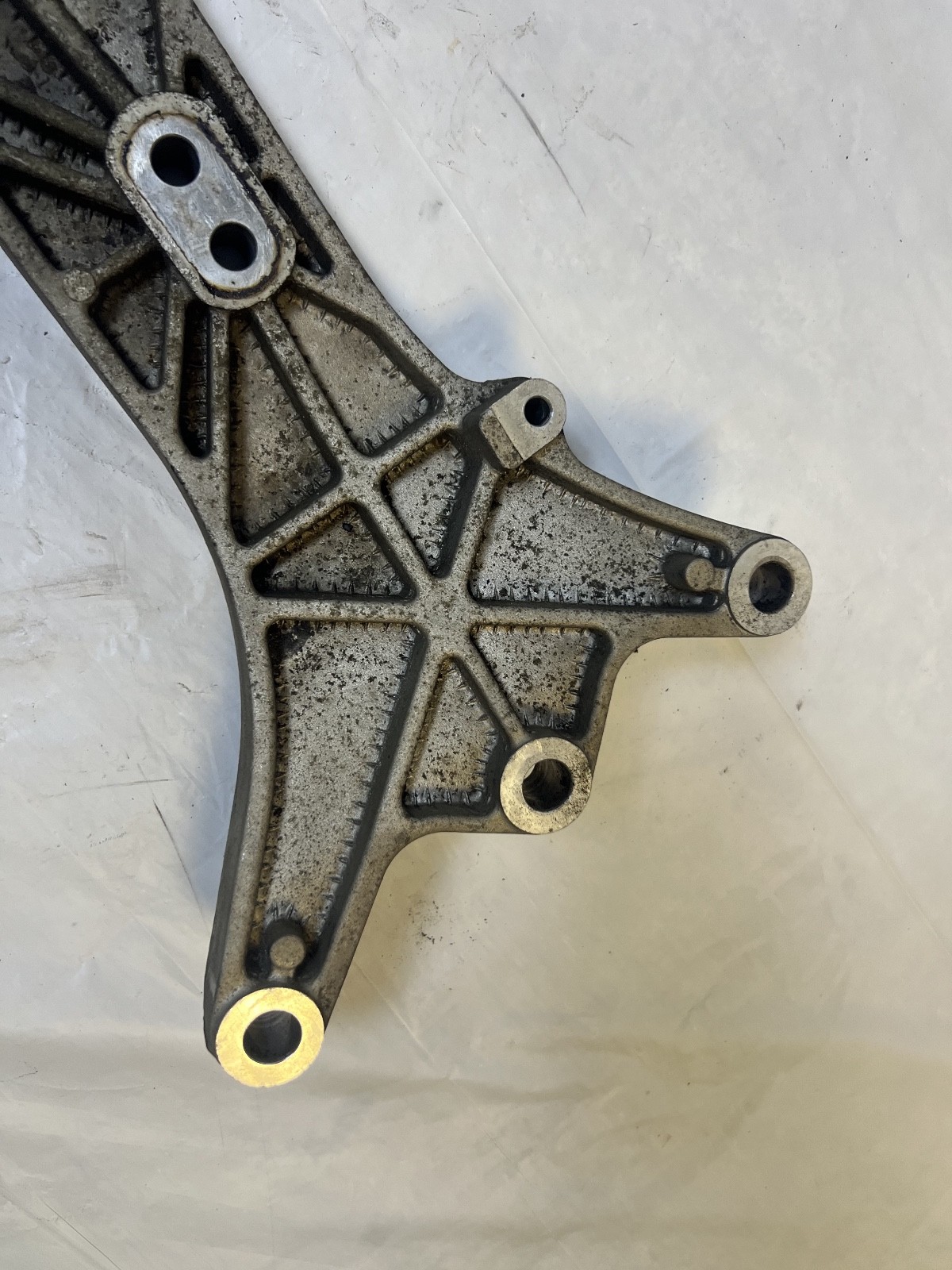 2014-2020 MASERATI GHIBLI S RWD TRANSMISSION CROSSMEMBER BRACKET MOUNT SUPPORT