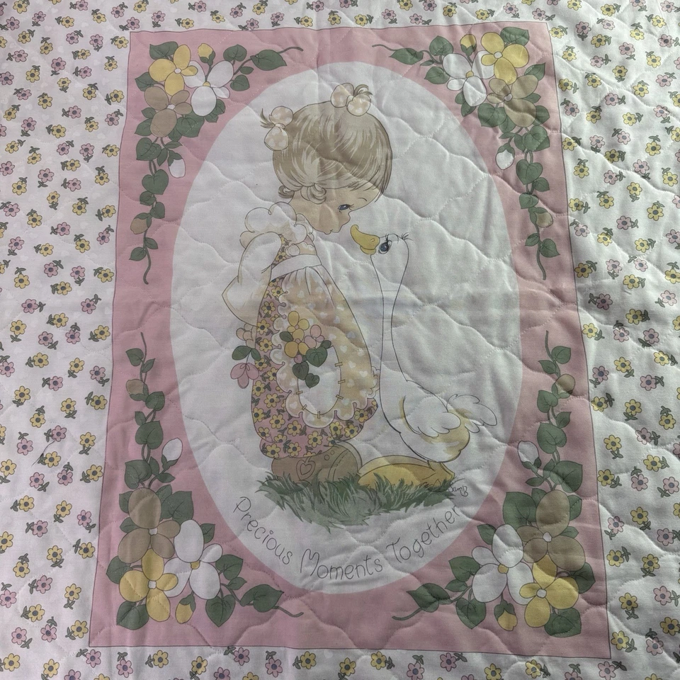 Manta acolchada vintage de bebé Precious Moments niña con colgante de pared de ganso Foto 2 de 4