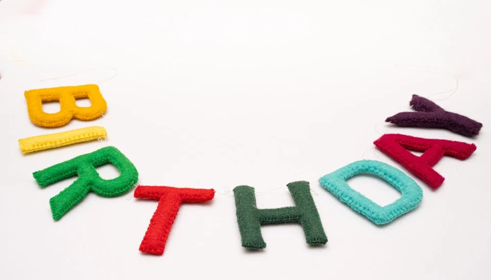 Guirnalda de fieltro de feliz cumpleaños hecha a mano Lamatar1 multicolor para fiesta de cumpleaños Foto 4 de 4