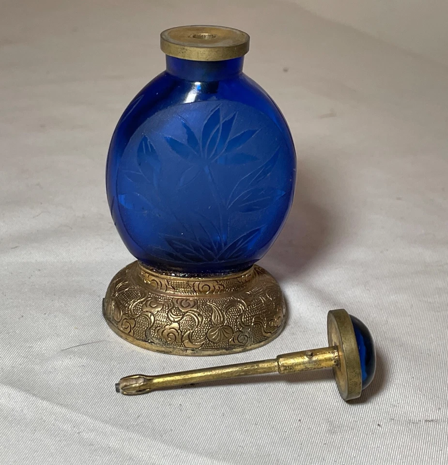 Antiguo chino grabado vidrio cobalto perseguido bronce golpeador encendedor botella de tabaco Foto 4 de 4