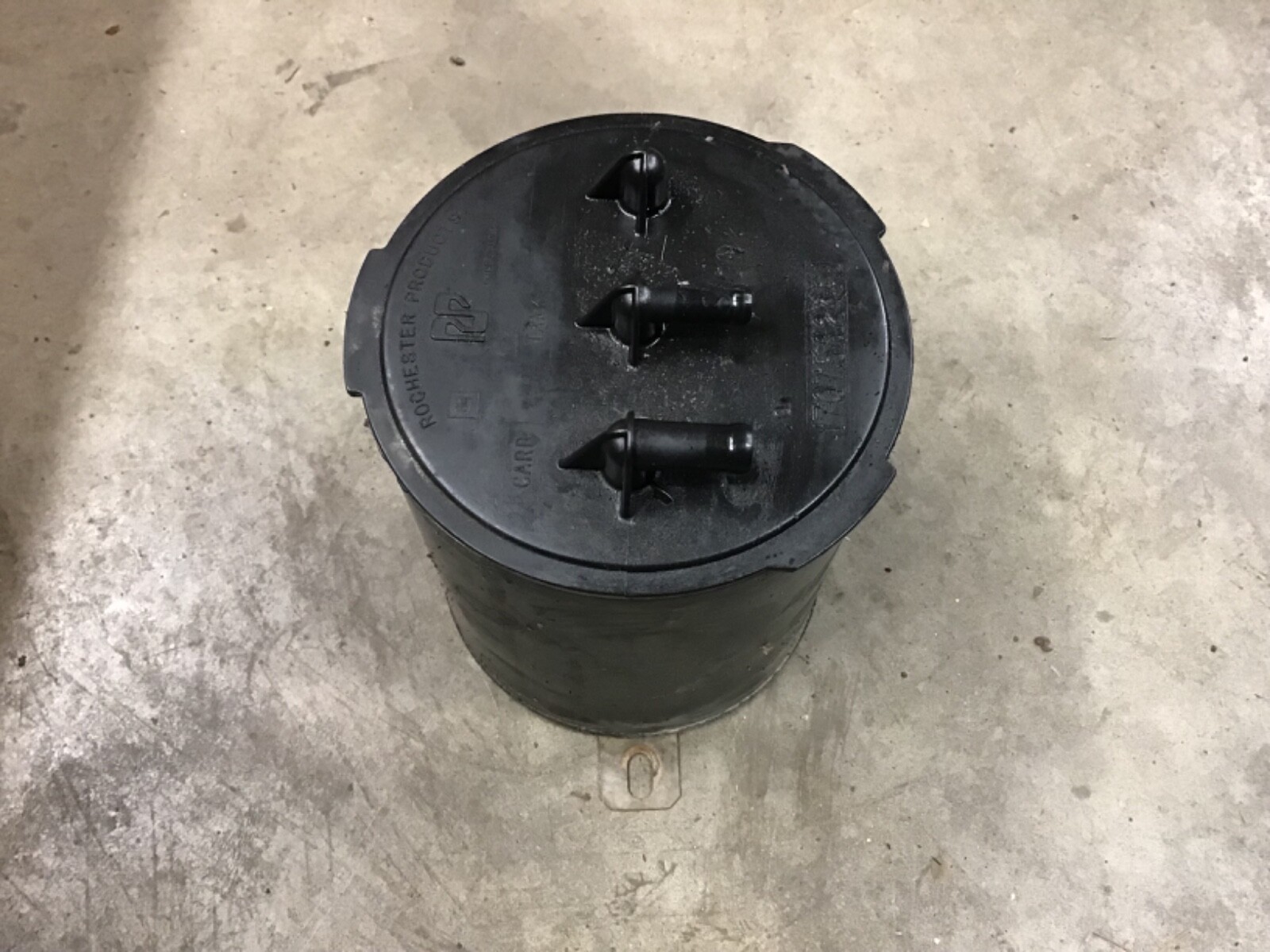 1984 84 Camaro Trans Am Vacuum 2 Nipple Charcoal Canister 17075824 