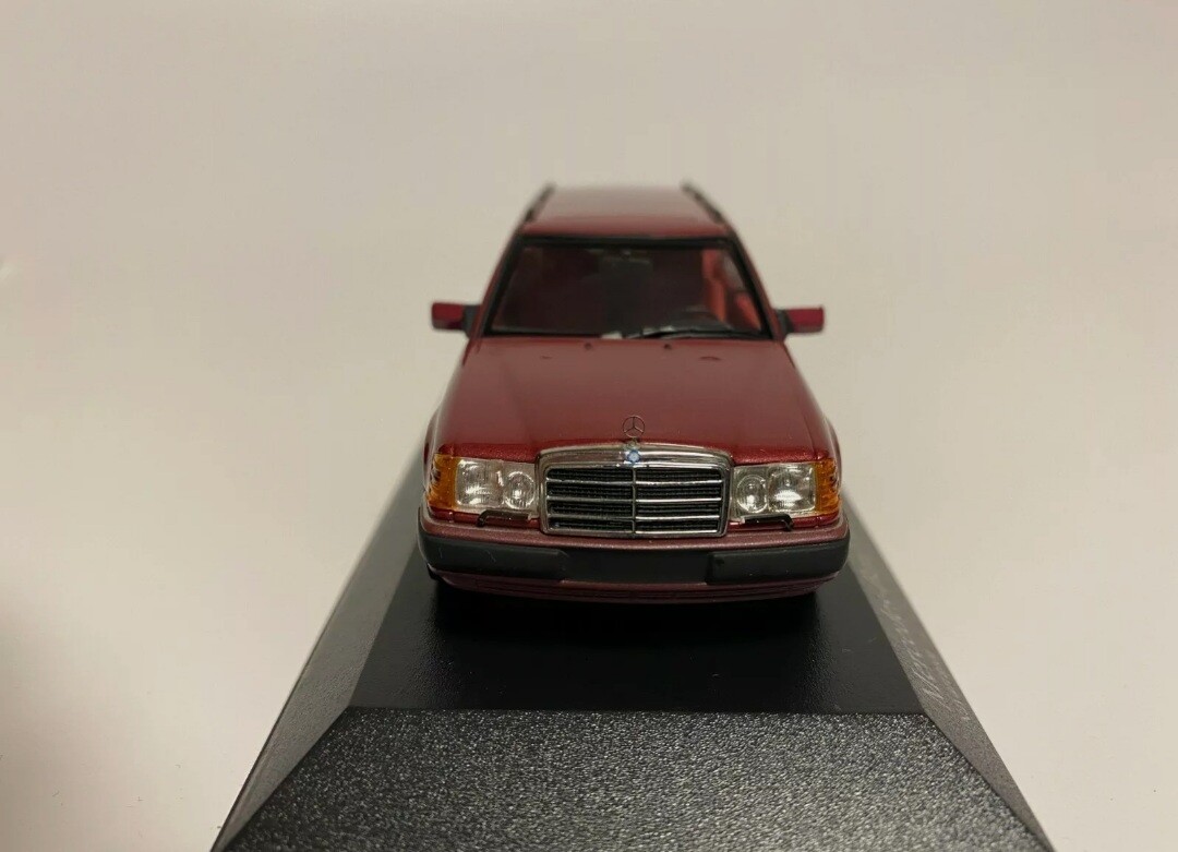 Mercedes-Benz 320 TE (W124) 1990 Red 1:43 Minichamps