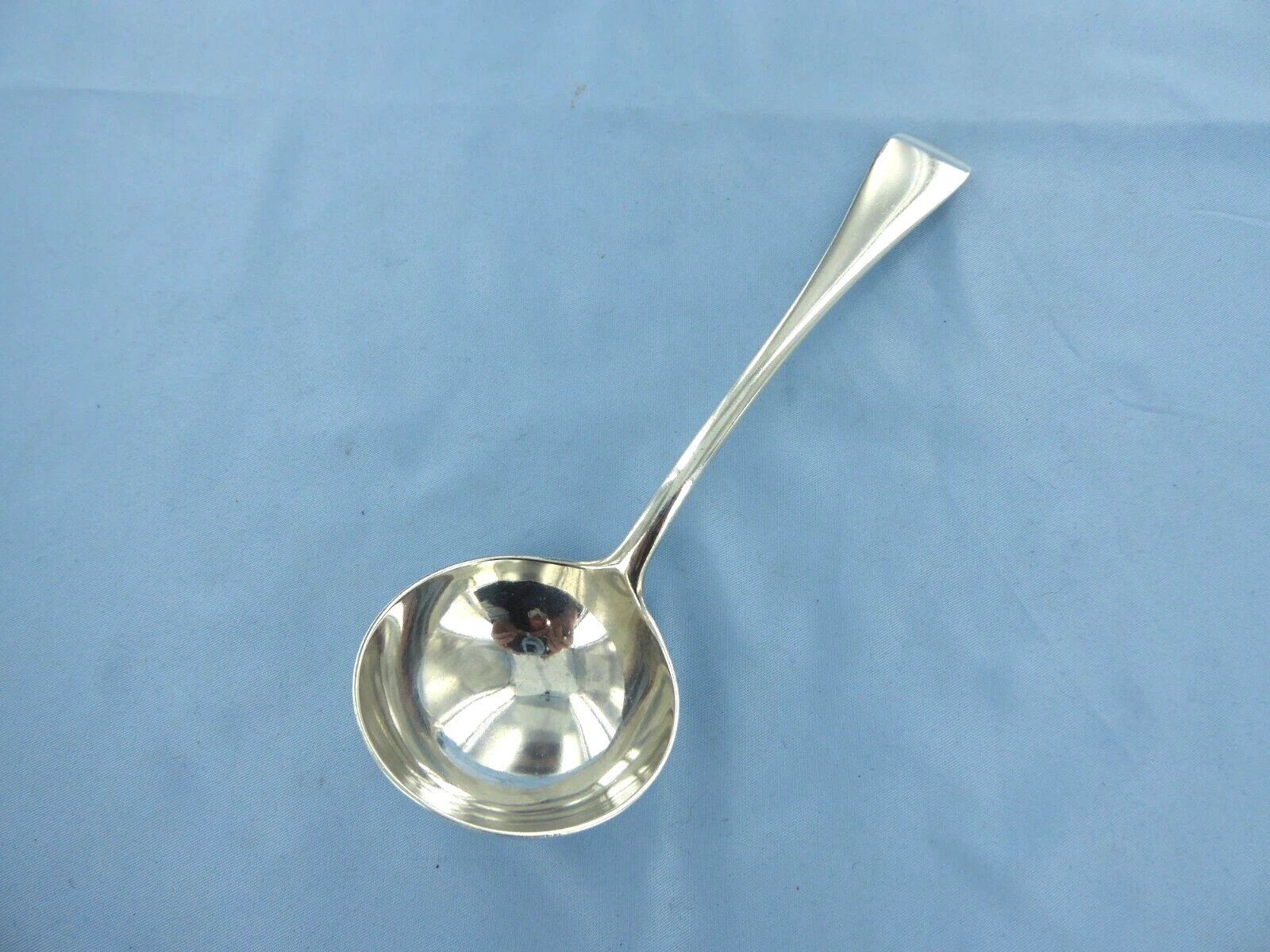 AN ANTIQUE STERLING SILVER OLD ENGLISH SAUCE LADLE LONDON 1894.