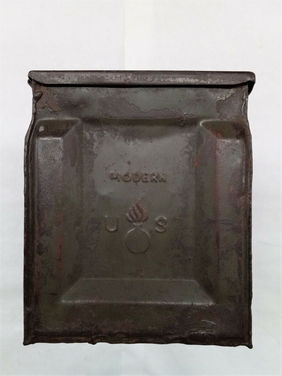 Vintage US WWII Metal 50 Cal. M2 Ammo Ammunition Can Box Vintage US WWII Metal 50 Cal. M2 Ammo Ammunition Can Box