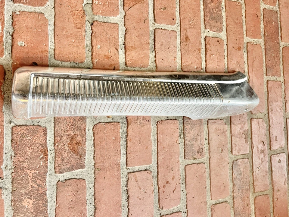 Impala Oldsmobile Starfire Ninety Eight 1961-1964 asiento de banco moldura lateral Foto 2 de 4