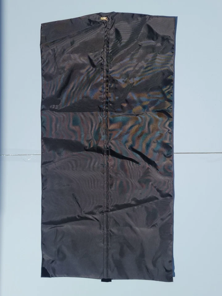 Bolso Louis Vuitton marrón con logotipo LV con percha LV, 38”X 19” usado. Foto 2 de 4