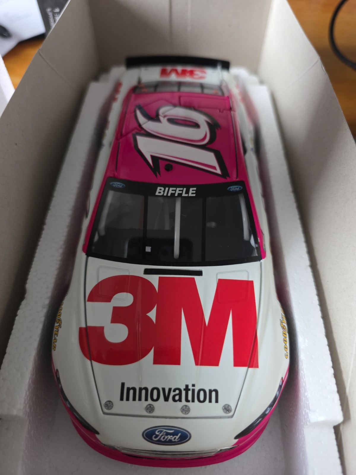 2013 GREG BIFFLE #16 3M PINK FORD FUSION 1/24TH NASCAR DIECAST 