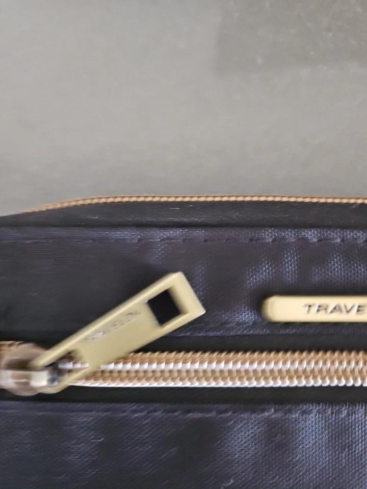 Muñequera billetera Travelon negra de nailon con cremallera alrededor  Foto 4 de 4