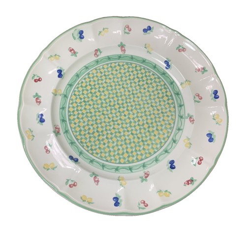 At Auction: ., Sopera en porcelana de Capodimonte con motivos florales