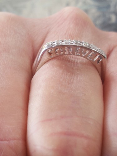 Anillo de diamantes de corte redondo para siempre de oro blanco liso de 10 quilates - Imagen 12 de 12