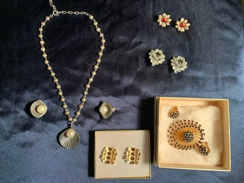 vintage costume jewelry lot Weiss , Lisner, Isenberg , Earrings Sets Estate Exc