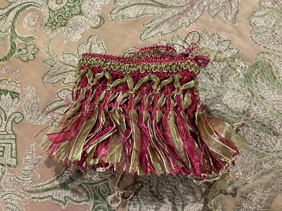 Lujoso borde de flecos plisado con cinta con volantes de rubí y oro - 40" de largo, 4" de ancho Foto 4 de 4