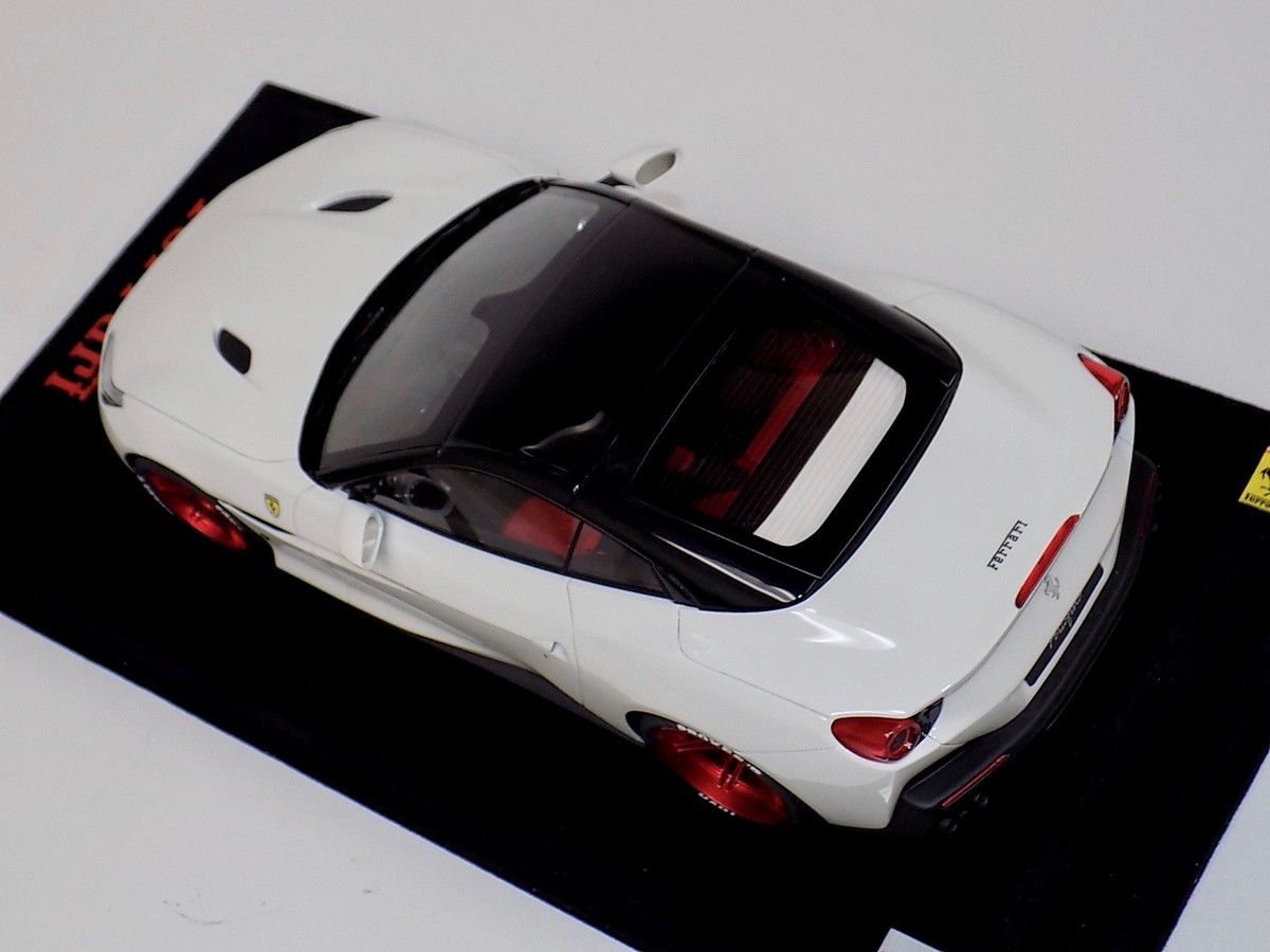 1/18 MR Collection Ferrari Portofino in Gloss white with