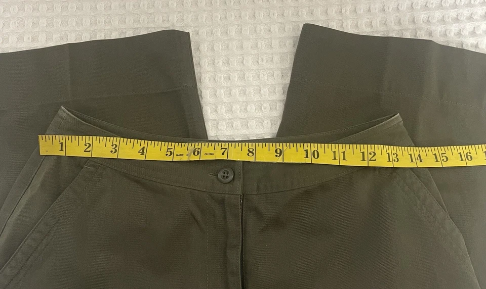 Pantalones capri recortados Studio Works Petites para mujer talla 4P verde oliva Foto 4 de 4